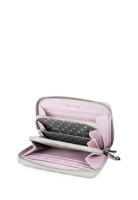 Svetle šedá peněženka s uzavřením na zip. Vnitřek má podšívku s růžovými a šedými puntíky, několik slotů na karty a přihrádky na mince.
