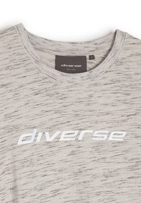 Jasnoszara koszulka z krótkim rękawem z teksturowanym wzorem, z okrągłym dekoltem i białym nadrukowanym logo "diverse" na froncie.