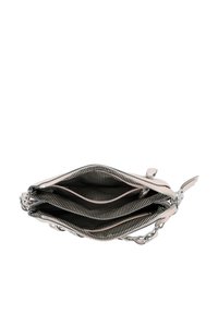 Borsa in pelle rosa con tracolla a catena, caratterizzata da tre scomparti foderati in righe bianche e nere e chiusure a zip in tonalità argentata.