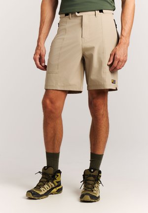 Beige korte broek met een gladde textuur, voorzakken en een zijritszak, voorzien van versterkte naden en een logopatch bij de zoom.