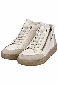 Baskets montantes en cuir blanc cassé avec une finition texturée, dotées d'une fermeture éclair sur le côté, de lacets et d'un accent en daim gris clair sur l'orteil.