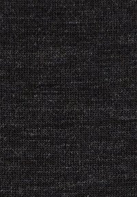 Tessuto grigio scuro lavorato a maglia con un motivo morbido e testurizzato di fili intrecciati da vicino.