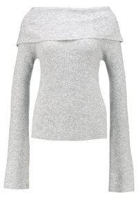 Pull gris côtelé à col bardot avec manches longues, doté d'un large décolleté et d'une silhouette ajustée. Matière tricotée douce et texturée.