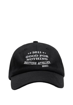 Czarna czapka z daszkiem z białym haftowanym tekstem na przodzie: "2011 GOOD FOR NOTHING BRITISH ATELIER MMXI".