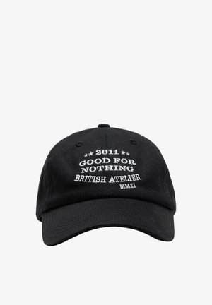 Zwarte honkbalpet met witte geborduurde tekst "2011 GOOD FOR NOTHING BRITISH ATELIER MMXI" op de voorkant.