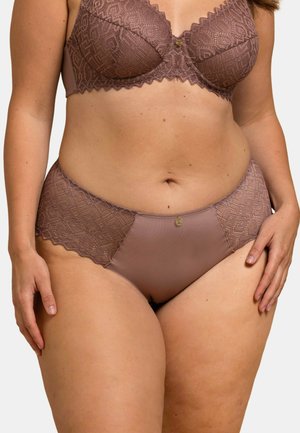 Soutien-gorge et culotte taille haute dans une douce teinte mauve. Les deux présentent des panneaux en dentelle texturée et des bords festonnés pour plus de détails.