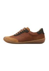 Sneaker en cuir marron avec un design à textures mixtes, des accents beige, un talon en cuir vert et des lacets beige. Semelle en caoutchouc.