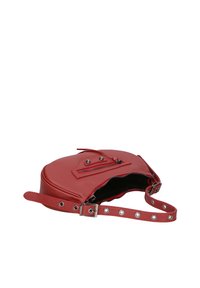 Borsa a tracolla rossa in pelle con superficie texturizzata, tasca con zip, tracolla regolabile e finiture in argento.
