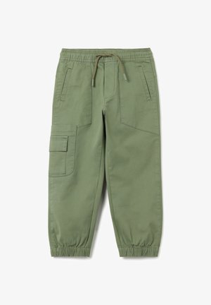Olijf groene cargobroek met elastische tailleband, trekkoord, steekzakken en elastische boorden. Gemaakt van stevig katoen met een gladde textuur.