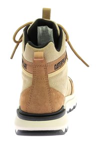 Braune und beige High-Top-Stiefel aus Wildleder und Canvas, ausgestattet mit Schnürsenkeln, einem gepolsterten Kragen und einer Gummisohle. Logo auf der Rückseite.