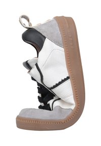 Sneaker bianca e grigia con accenti neri, pelle texturizzata e camoscio, suola in gomma con bordo seghettato e tab di supporto sul tallone.