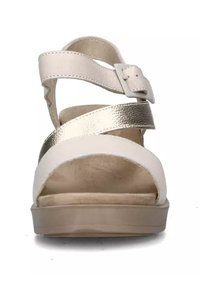 Sandali da donna con cinturini in pelle bianca e un accento in oro metallizzato. Chiusura con fibbia regolabile, suola leggera beige, design con punta aperta.