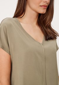 s.Oliver MET EEN LOOSE FIT - T-shirt print - dusty olive