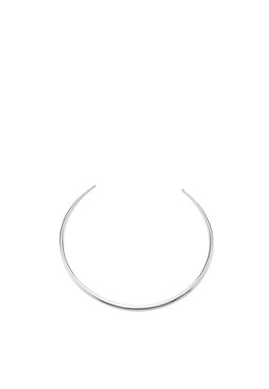 Collana choker aperta sottile in argento con bordi lisci e arrotondati su sfondo bianco.