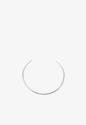 Collana choker aperta sottile in argento con bordi lisci e arrotondati su sfondo bianco.