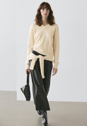 V-NECK  - Pullover - light yellow