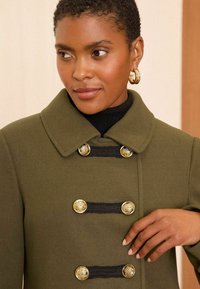 Love & Roses MILITARY - REGULAR FIT - Klasični plašč - khaki green