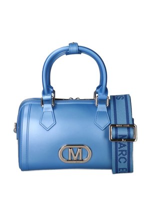 Sac à main en cuir bleu avec deux poignées supérieures, plaque ovale argentée avec logo et bandoulière amovible en tissu bleu avec texte.