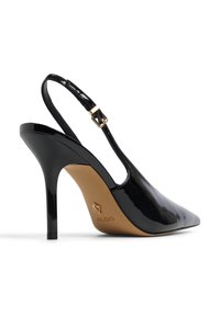 Černé lakované slingback lodičky s špičatou špičkou, vysokým sloupkovým podpatkem, nastavitelným páskem a zlatým logem na béžové stélce.