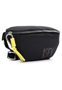 Borsa in tessuto nera con un motivo testurizzato, dotata di una cerniera argentata, una tracolla gialla e un gancio metallico. Design compatto e angolare.