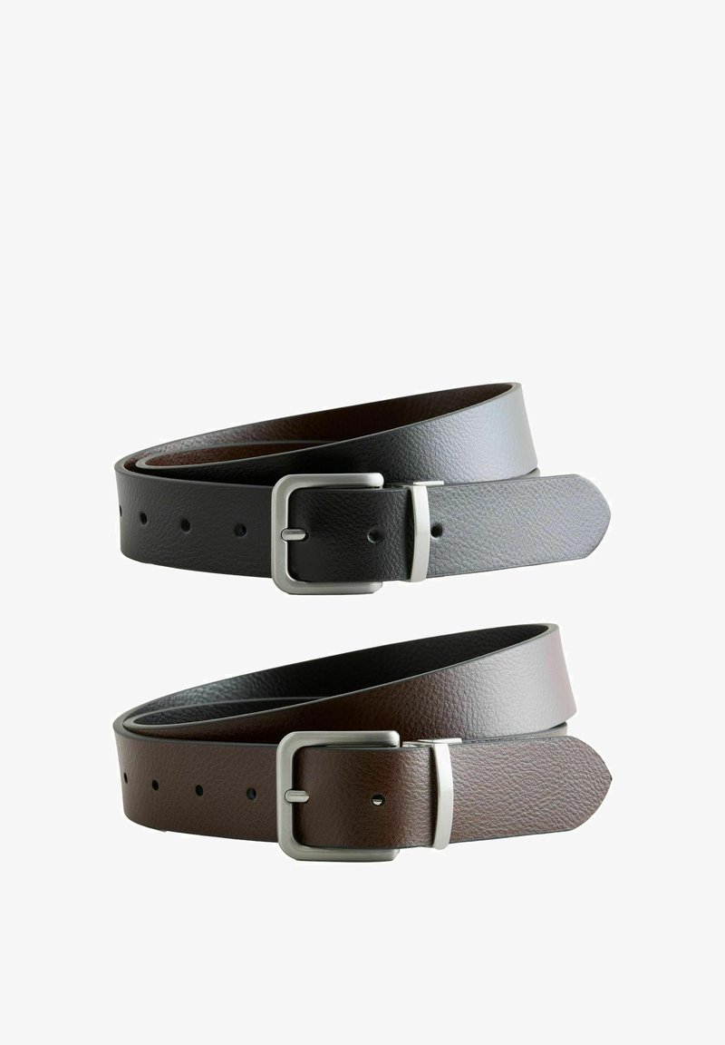 Deux ceintures en cuir roulées, une noire et une marron, chacune avec une boucle rectangulaire argentée et plusieurs trous de réglage.