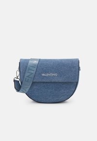 Denim crossbody-väska med en halvcirkelform, med en blå textur, logodetalj och justerbar rem. Dragkedjestängning högst upp.