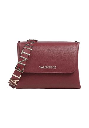 Borsa in pelle bordeaux con finitura testurizzata, chiusura a patta e tracolla metallica con il nome del marchio "VALENTINO" in lettere maiuscole.
