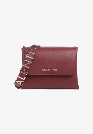 Borsa in pelle bordeaux con finitura testurizzata, chiusura a patta e tracolla metallica con il nome del marchio "VALENTINO" in lettere maiuscole.