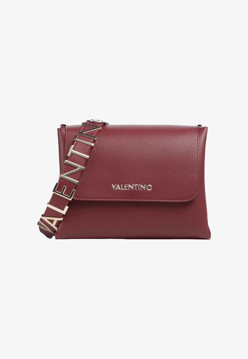 Borsa in pelle bordeaux con finitura testurizzata, chiusura a patta e tracolla metallica con il nome del marchio "VALENTINO" in lettere maiuscole.