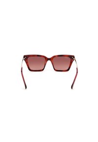Gafas de sol de carey con montura cuadrada, lentes gris degradado y detalles metálicos en las patillas. Diseño elegante y acabado suave.