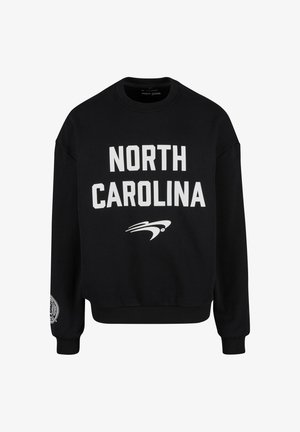 Sweatshirt noir avec un texte blanc en gras "NORTH CAROLINA" et un accent graphique. Poignets et ourlet côtelés, fabriqué en tissu doux.