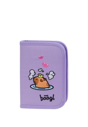 Portafoglio in tessuto viola con capibara da cartone animato ricamato che indossa un cappello giallo, nuvole di vapore, cuori rosa e scritta "baagl" sul davanti.