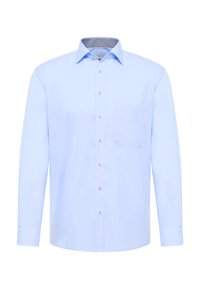 Camicia a maniche lunghe azzurro chiaro in un tessuto morbido, con taschino sul petto, chiusura frontale con bottoni e dettagli a motivo all'interno del colletto.