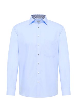 Helles blaues Langarmshirt aus glattem Stoff mit einer Brusttasche, Knopfverschluss und gemustertem Innenkragen.