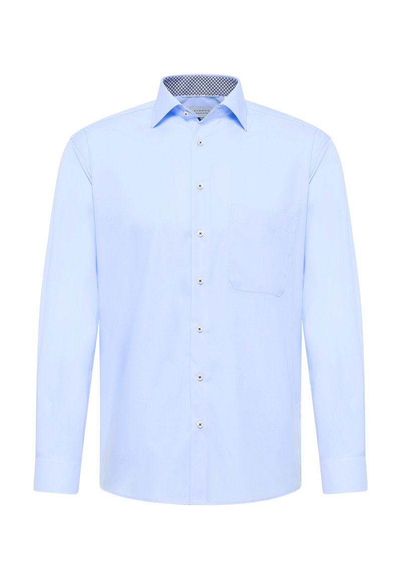 Camicia a maniche lunghe azzurro chiaro in un tessuto morbido, con taschino sul petto, chiusura frontale con bottoni e dettagli a motivo all'interno del colletto.