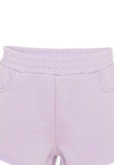 Shorts pour tout-petit de couleur violet clair avec une taille élastique et des poches avant, fabriqués en tissu de coton doux.