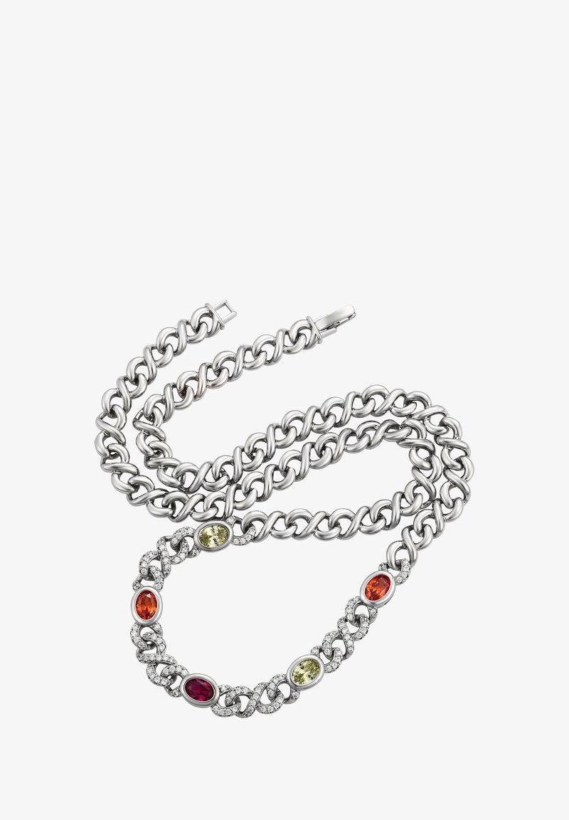 Zilveren ketting met in elkaar vergrendelde schakels, met vier gekleurde edelstenen in ovale instellingen, omringd door kleine heldere stenen.
