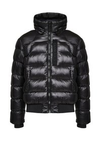 Zwarte pufferjas met een hoge kraag, doorgestikt ontwerp, ritssluiting aan de voorkant en geribbelde manchetten. Geaccentueerd met een logopatch op de borst.