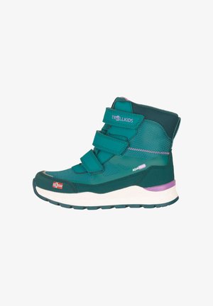 Teal kinderschoenen voor de winter met drie klittenbandsluitingen, Noorse vlag detail, "TROLLKIDS" en "AQUAPROOF" branding, en een witte zool met paarse accenten.