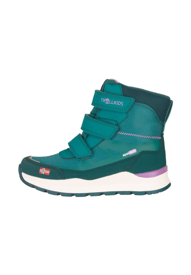 Botas de invierno para niños en color verde azulado con tres tiras de Velcro, detalle de bandera noruega, marca "TROLLKIDS" y "AQUAPROOF", y suela blanca con un acento púrpura.