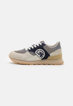 Scarpa da corsa da uomo con una miscela di suede grigio e rete, dettagli blu navy, lacci bianchi e una suola beige con un logo sul lato.