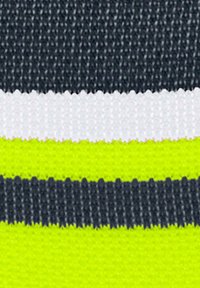 Tessuto con strisce orizzontali in grigio scuro, bianco e un vivace verde lime, con una superficie texturizzata e intrecciata.