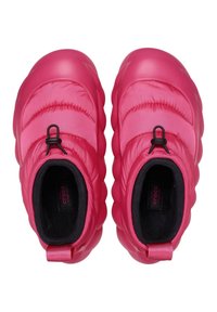 Roze geïsoleerde schoeisel met een puffy ontwerp, voorzien van een gestructureerde buitenkant en een zwarte voering. Inclusief een trekkoord voor een verstelbare pasvorm.