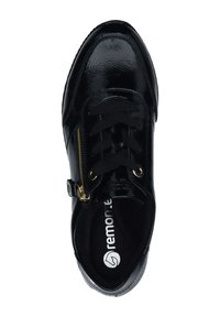 Zwarte hoogtop sneaker van gepatineerd leer met een vetersluiting, een zijritsaccent en een gestructureerd oppervlak met een gevoerde binnenzool.