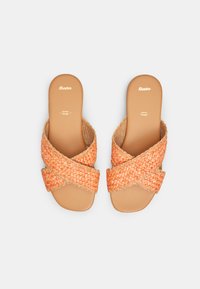 Sandali a fascia intrecciati arancioni con cinghie incrociate, dotati di una soletta liscia color bronzo e sottili accenti metallici lungo i bordi.