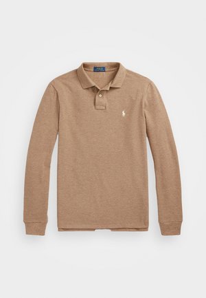 Lange mouwen, polo shirt van lichtbruin stof. Beschikt over een klassieke kraag, een twee-knopen placket en een klein geborduurd logo op de linkerborst.