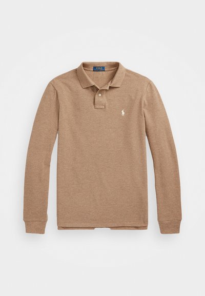 Lange mouwen, polo shirt van lichtbruin stof. Beschikt over een klassieke kraag, een twee-knopen placket en een klein geborduurd logo op de linkerborst.