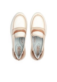 Mocassins à lacets avec une tige en synthétique beige et une lanière marron, semelles intérieures douces et rembourrées, et semelle en caoutchouc texturée pour le confort et le soutien.