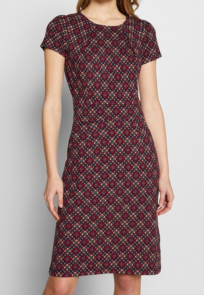 Abito a maniche corte, lunghezza ginocchio in tessuto bordeaux con un motivo a diamante e accenti floreali in tonalità crema, blu e verde.