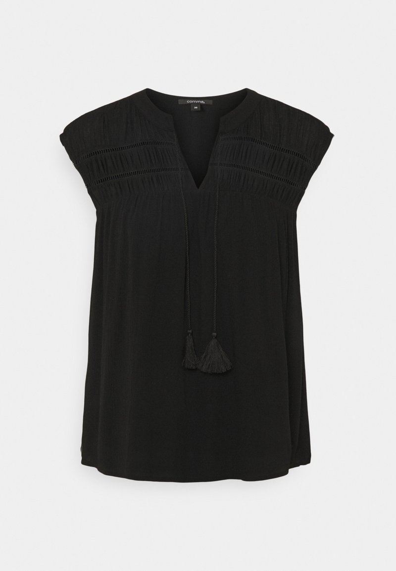 Blouse noire sans manches avec un col en V, des détails froncés et deux liens à pompons suspendus à l'encolure.